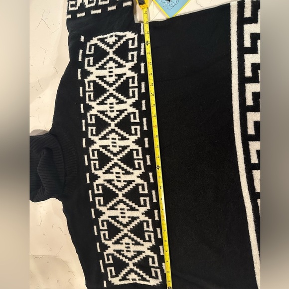 Black and White Geometric Sweater - Picture 7 of 10